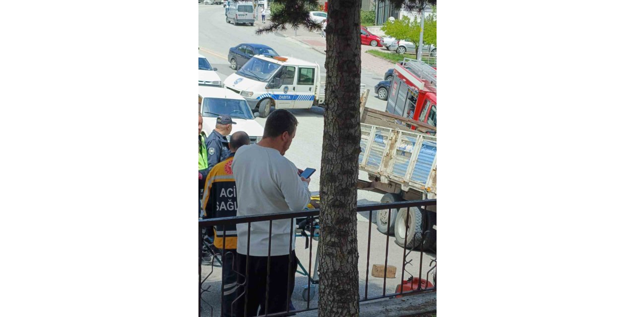 Keçiören’de freni boşalan kamyon trafoya çarptı