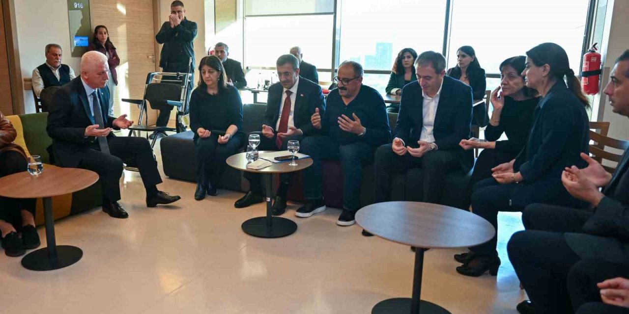 Cumhurbaşkanı Yardımcısı Yılmaz, Sırrı Süreyya Önder’in ailesine taziye ziyaretinde bulundu