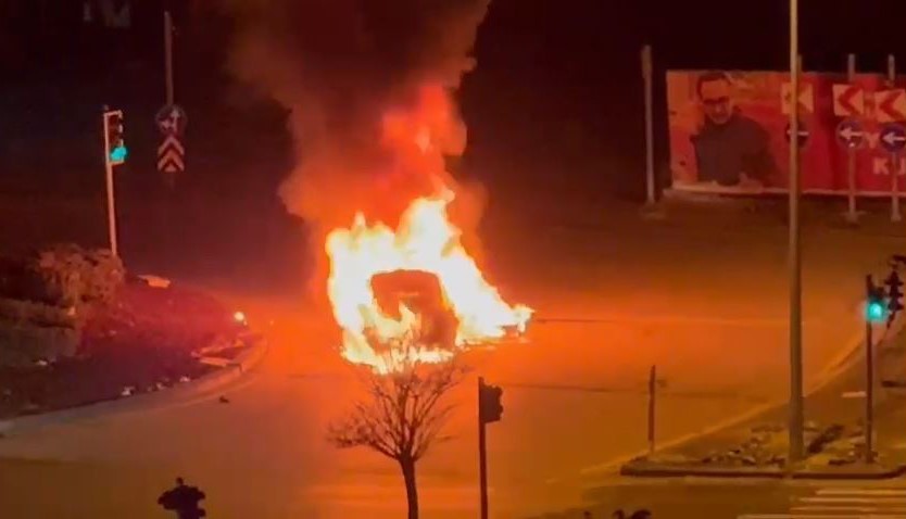 Ankara’da otomobil alev alev yandı