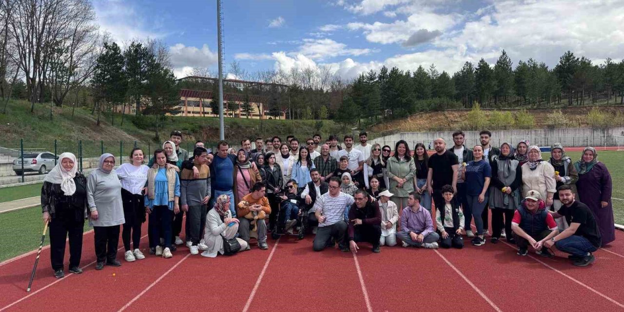 Üniversite öğrencilerinden engelliler için farkındalık yürüyüşü