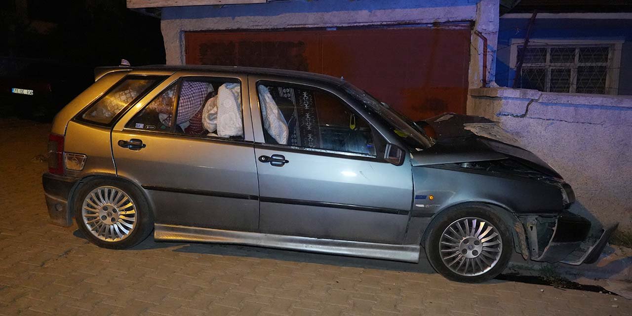 Kırıkkale'de otomobil bahçe duvarına çarptı