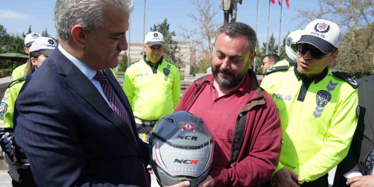 Kırıkkale’de motosiklet sürücülerine kask hediye edildi