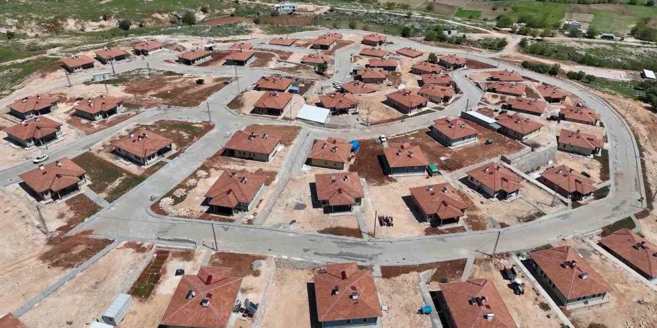 Bakan Kurum: "Adıyaman’ın Zey köyü kayalık zemin üzerine yeniden kuruldu"