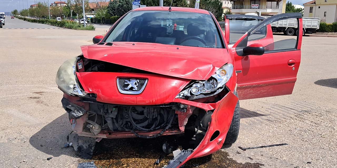 Kırıkkale'de iki otomobil çarpıştı