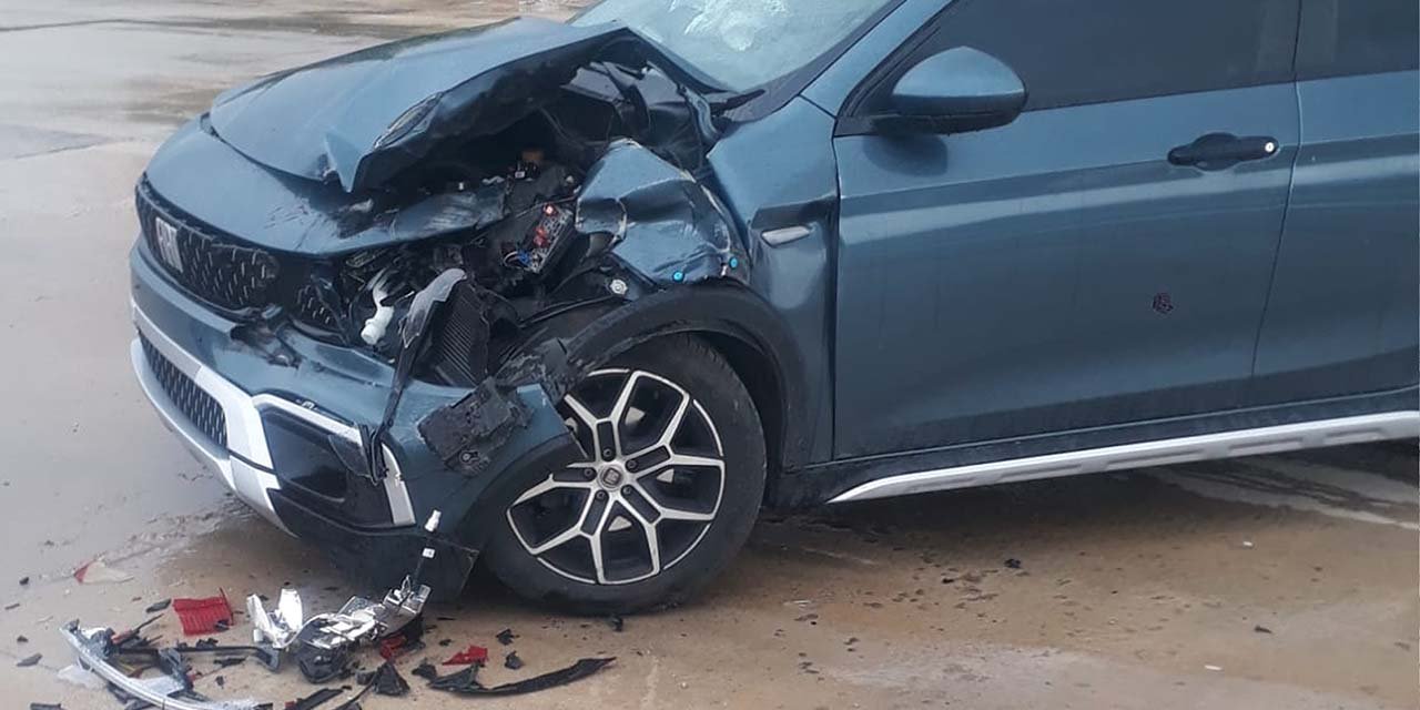 Kırıkkale'de otomobil park halindeki çekiciye çarptı