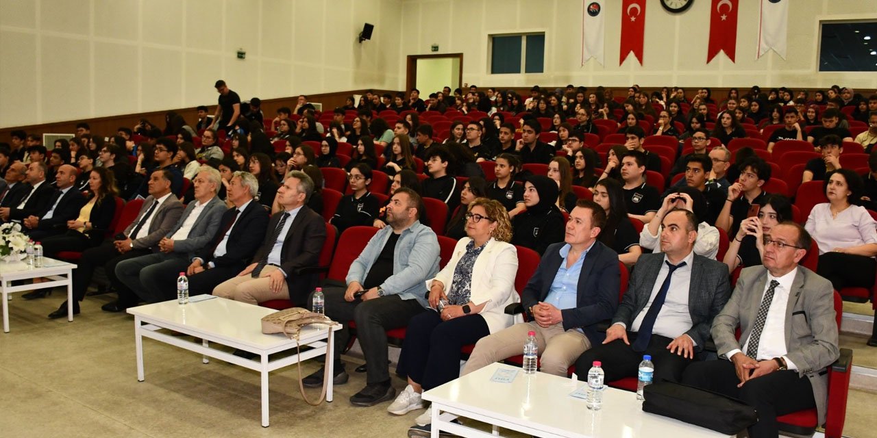 Liselilerin bilim sunumları dikkat çekti