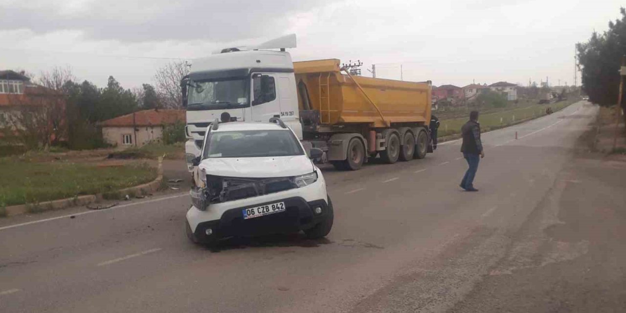 Kırıkkale’de otomobil ile hafriyat kamyonu çarpıştı