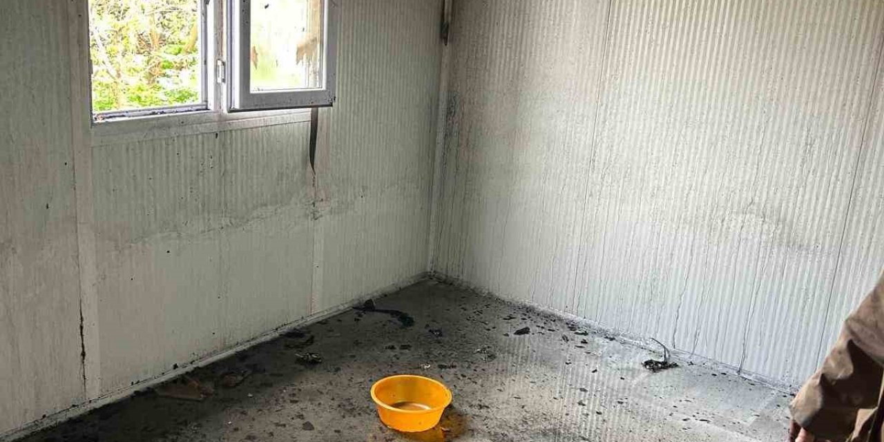 Yıldırım düşen evde yangın çıktı