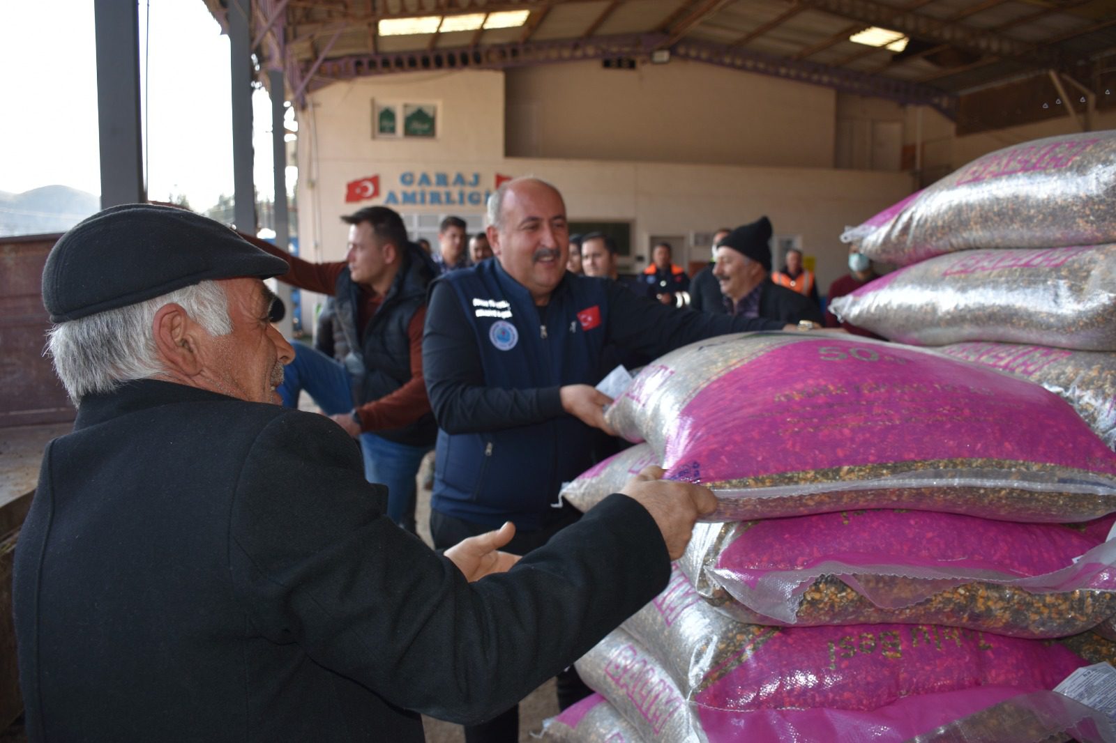 200 TORBA YEM DAĞITILDI