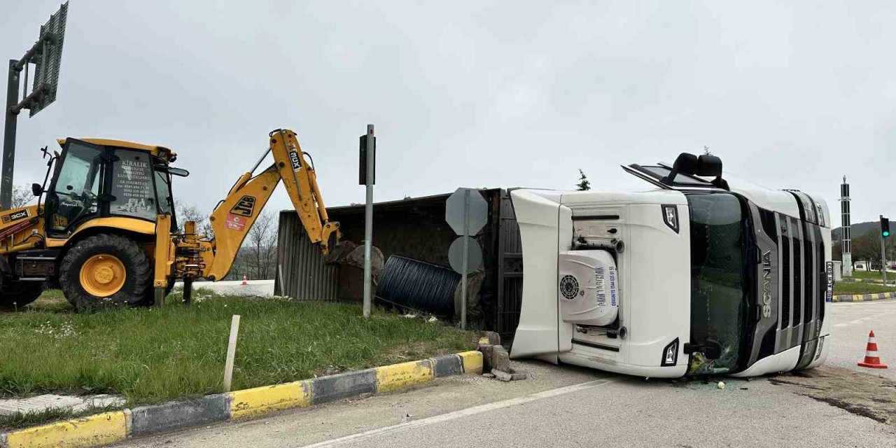 Kastamonu’da demir yüklü tır devrildi: 1 yaralı