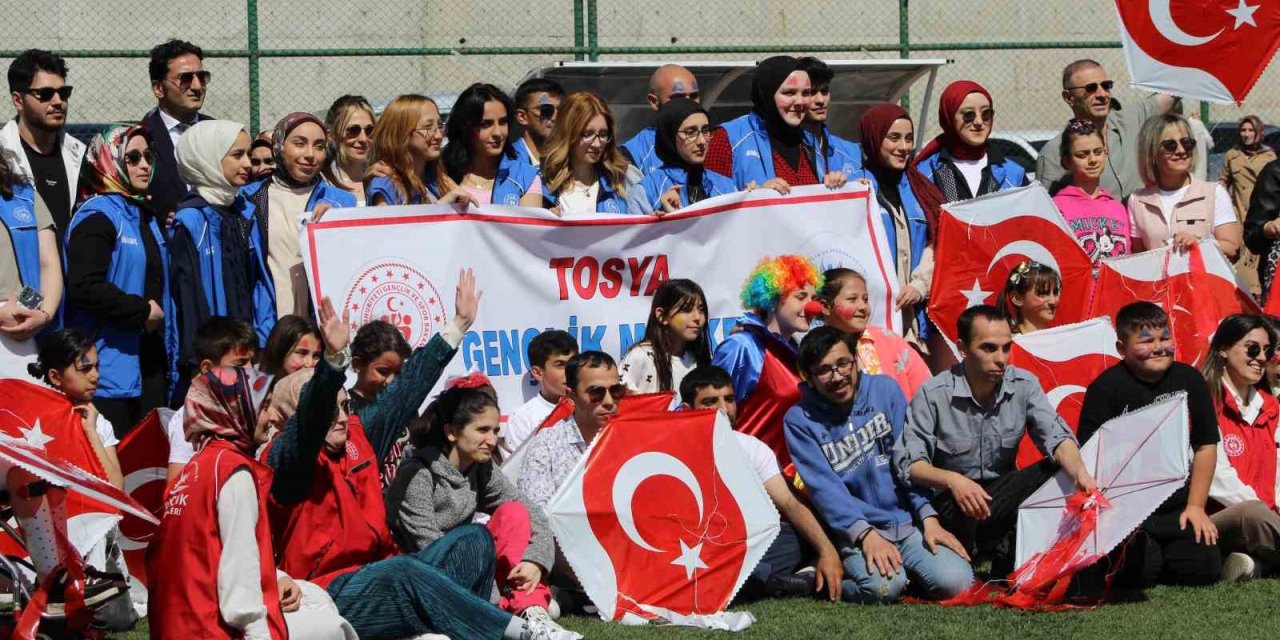 Gençler, çocuklar ve özel bireyler uçurtma şenliğinde buluştu