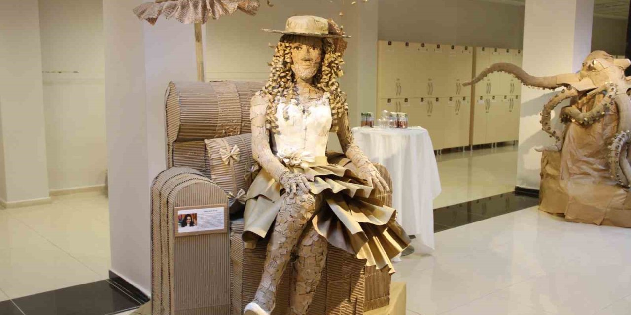 Atık kartonlardan sanat eseri: Üniversitelilerden ilgi çeken sergi