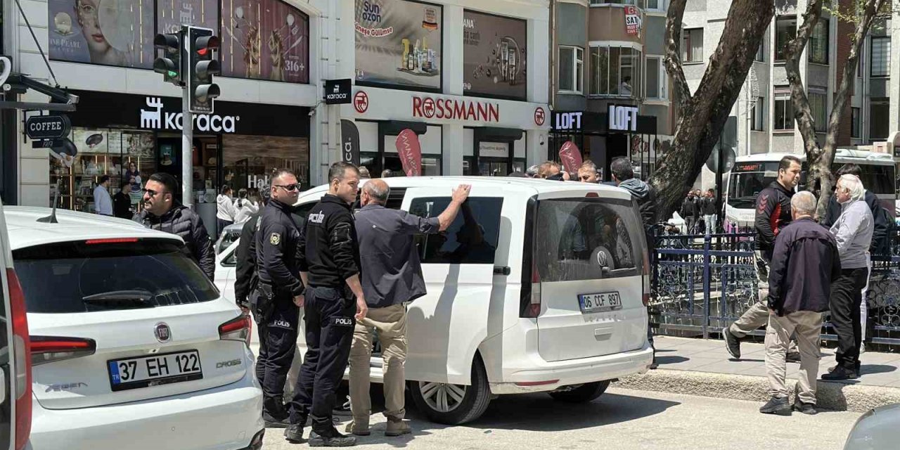 Şehrin göbeğindeki silahlı kavga polisi harekete geçirdi