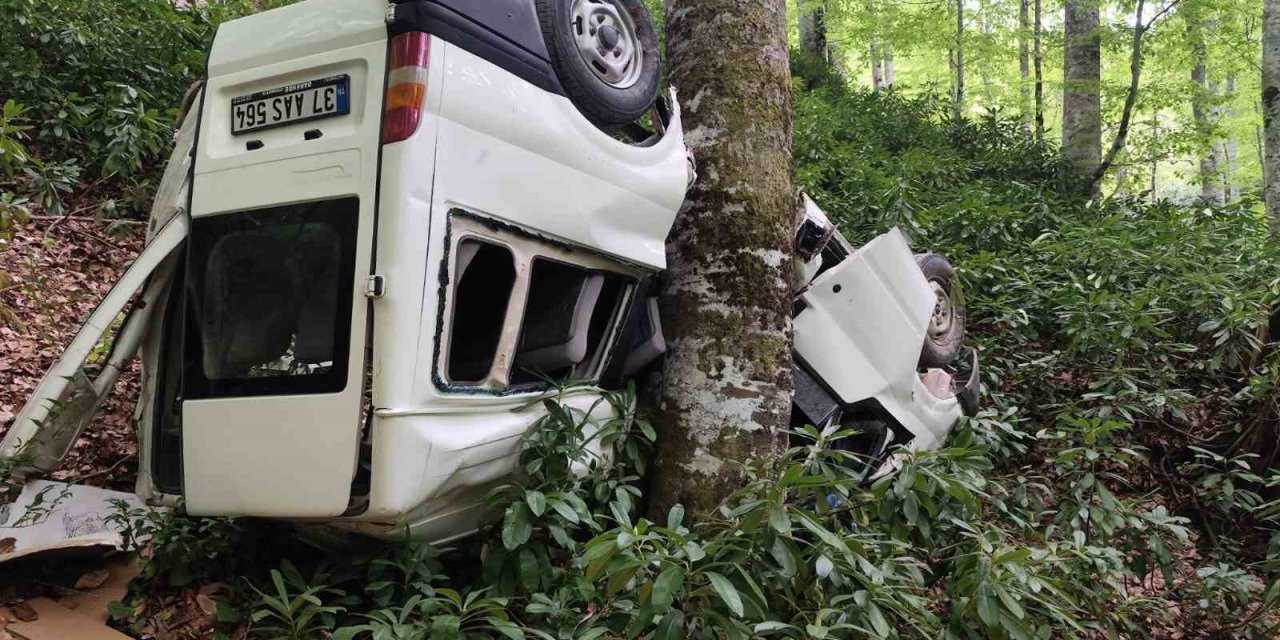 Minibüs ormanlık alana yuvarlandı: 10 yaralı