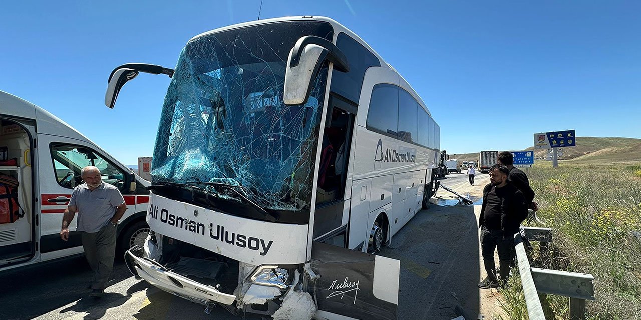 Yolcu otobüsü EDS direğini devirip karşı şeride geçti
