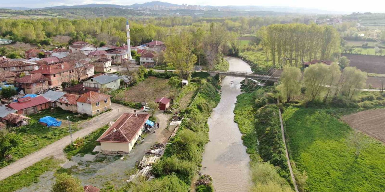 Evlerini yangında kaybeden aile iki yıldır köy okulunda yaşama tutunmaya çalışıyor