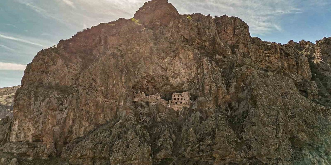 Alicin Manastırı, Sümela Manastırı ile olan benzerliğiyle dikkat çekiyor