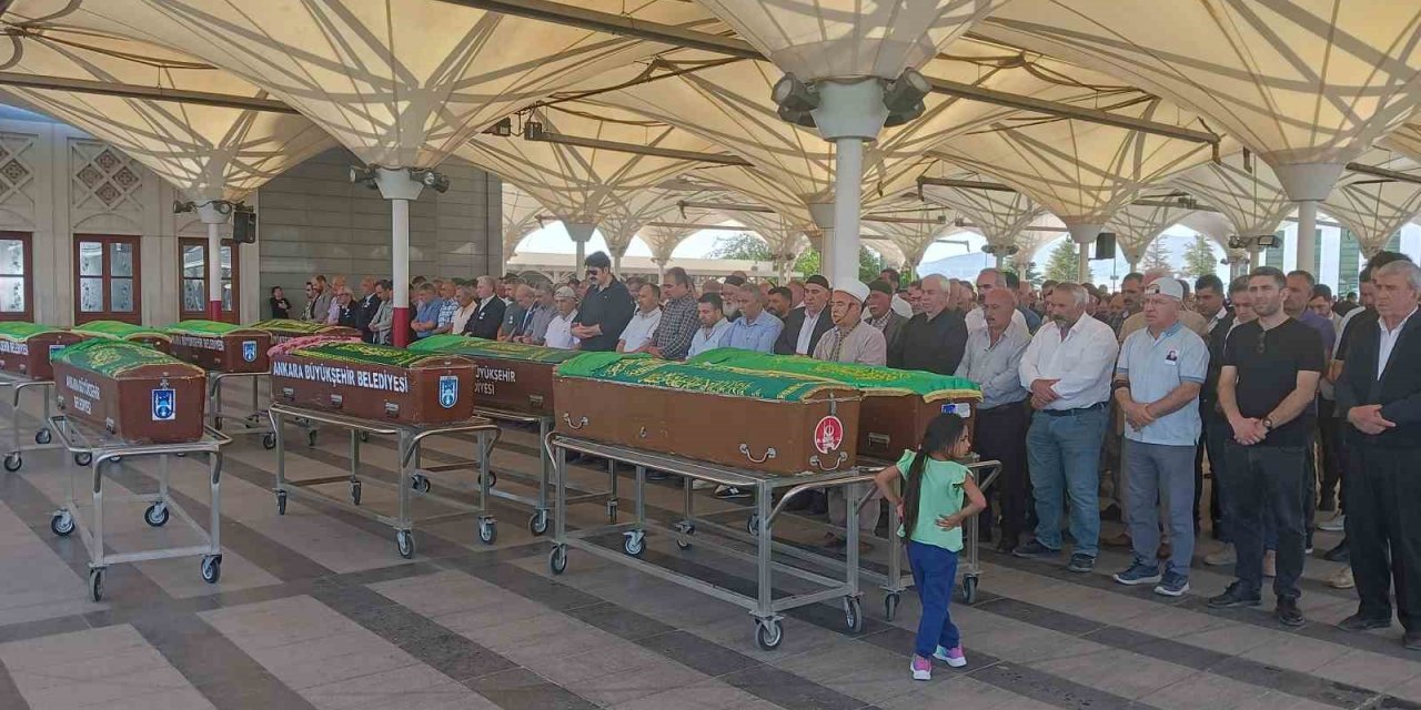Ankara’da başından vurulmuş halde ölü bulunan kız çocuğu son yolculuğuna uğurlandı