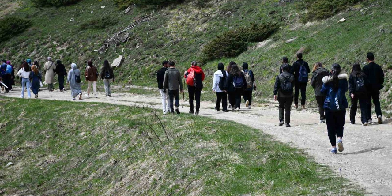 Üniversite öğrencileri dersi Ilgaz Dağı’nda işledi