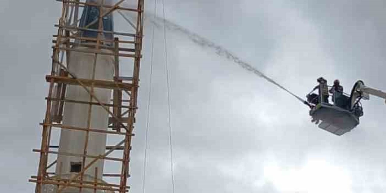 Başkent’te fırtına etkili oluyor: Bir minareye yıldırım düştü