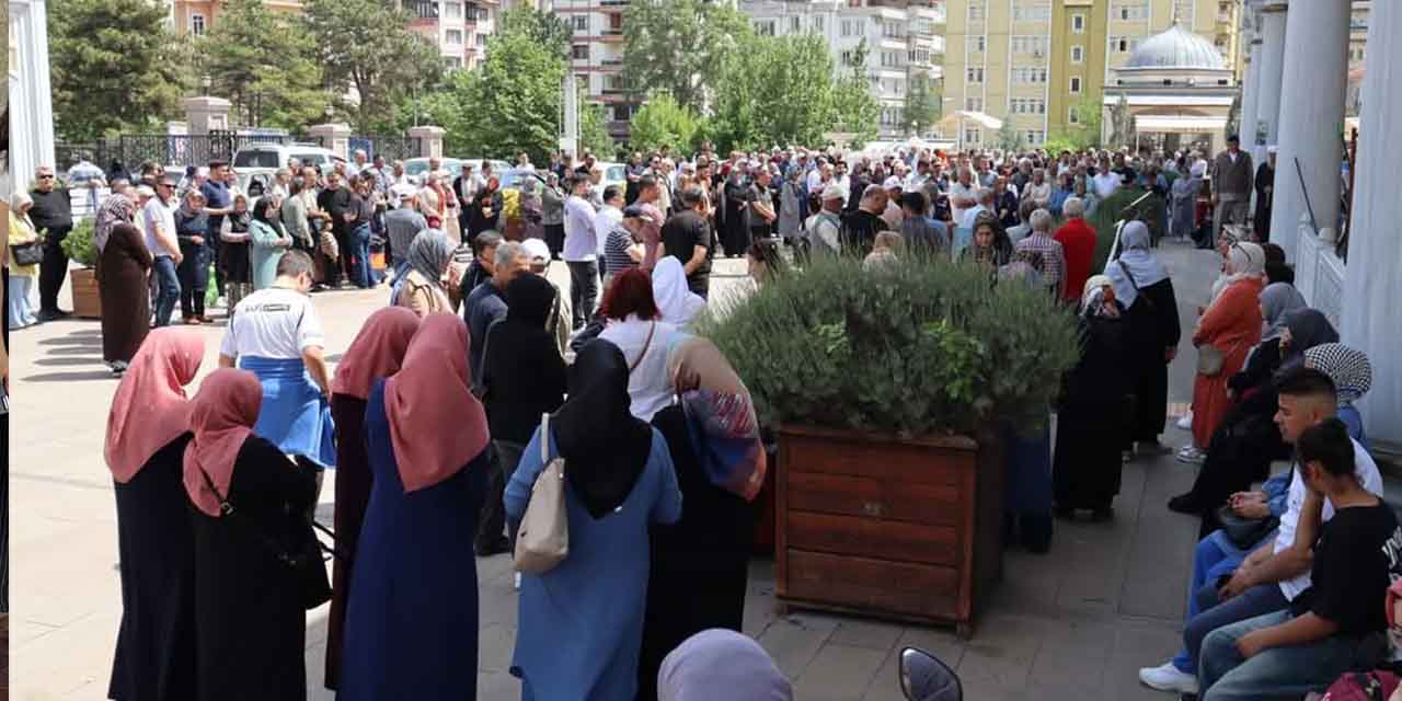 Hacı adayları kutsal topraklara dualarla uğurlandılar