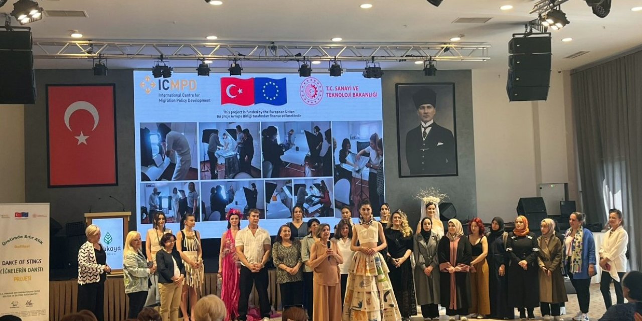 Atıklar takı, elbise olup defilede sergilendi