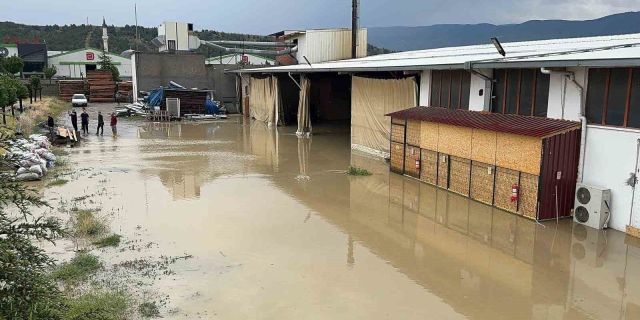 Kastamonu’da sağanak yağış nedeniyle fabrikaları su bastı