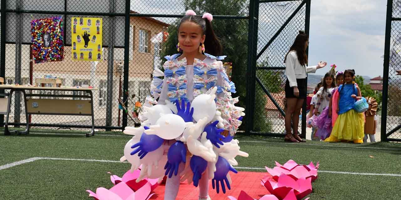 Geri dönüşüm defilesi herkesi büyüledi