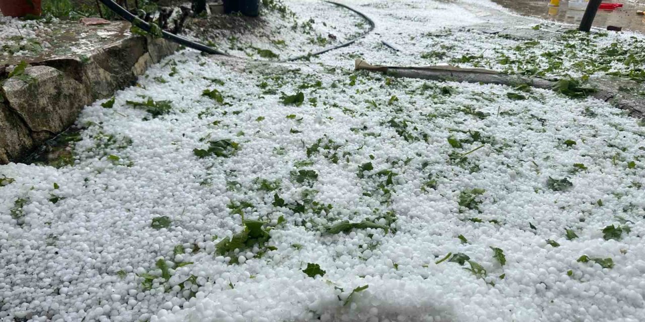 Yozgat’ı etkisi altına alan dolu, bazı bölgeleri beyaza bürüdü