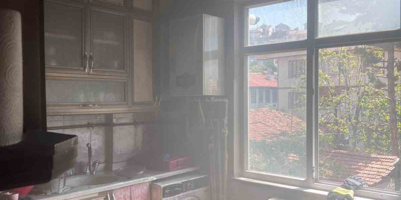 Mutfakta çıkan yangın evi küle çeviriyordu