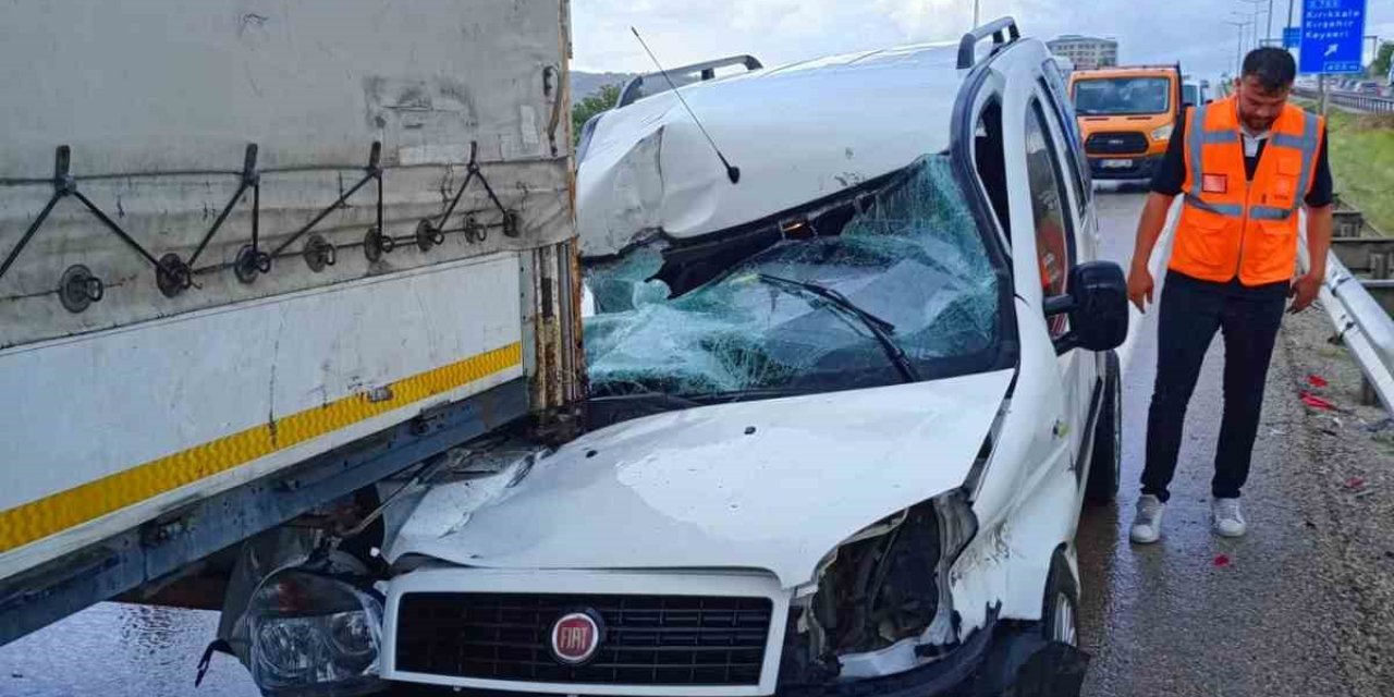 Tır ile hafif ticari araç çarpıştı: 2 yaralı