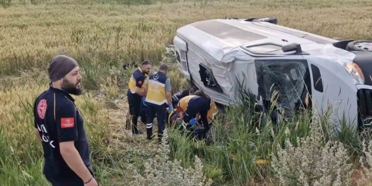 Düğün dönüşü minibüs şarampole devrildi: 17 yaralı