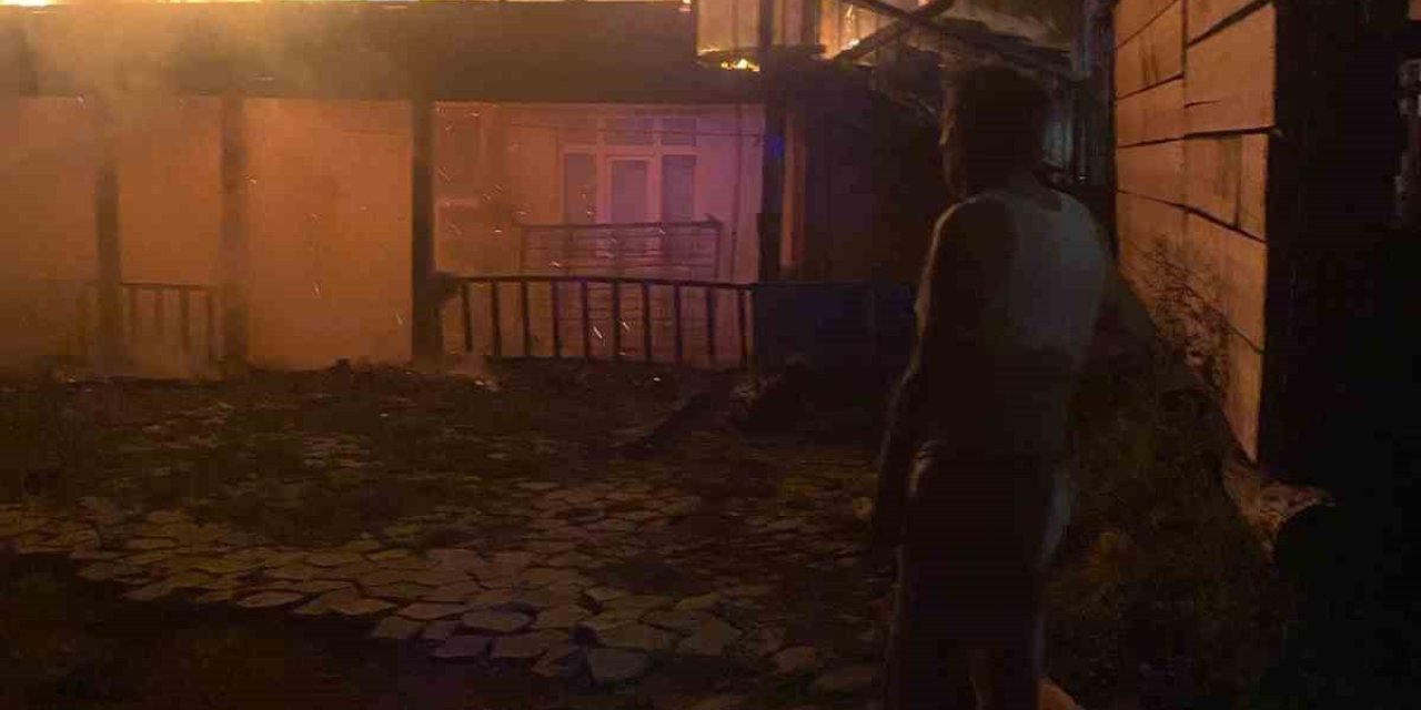 Kastamonu’da alevlere teslim olan ev küle döndü