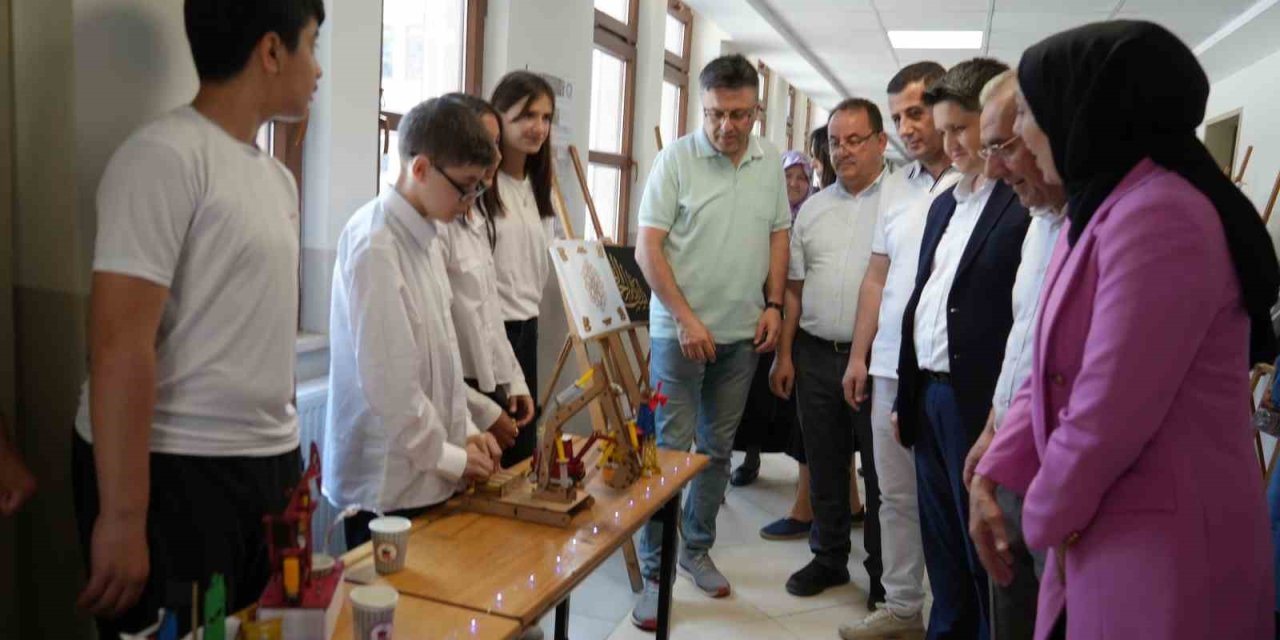 Ortaokul öğrencilerin atık malzemelerden yaptığı tasarımlar büyük ilgi gördü