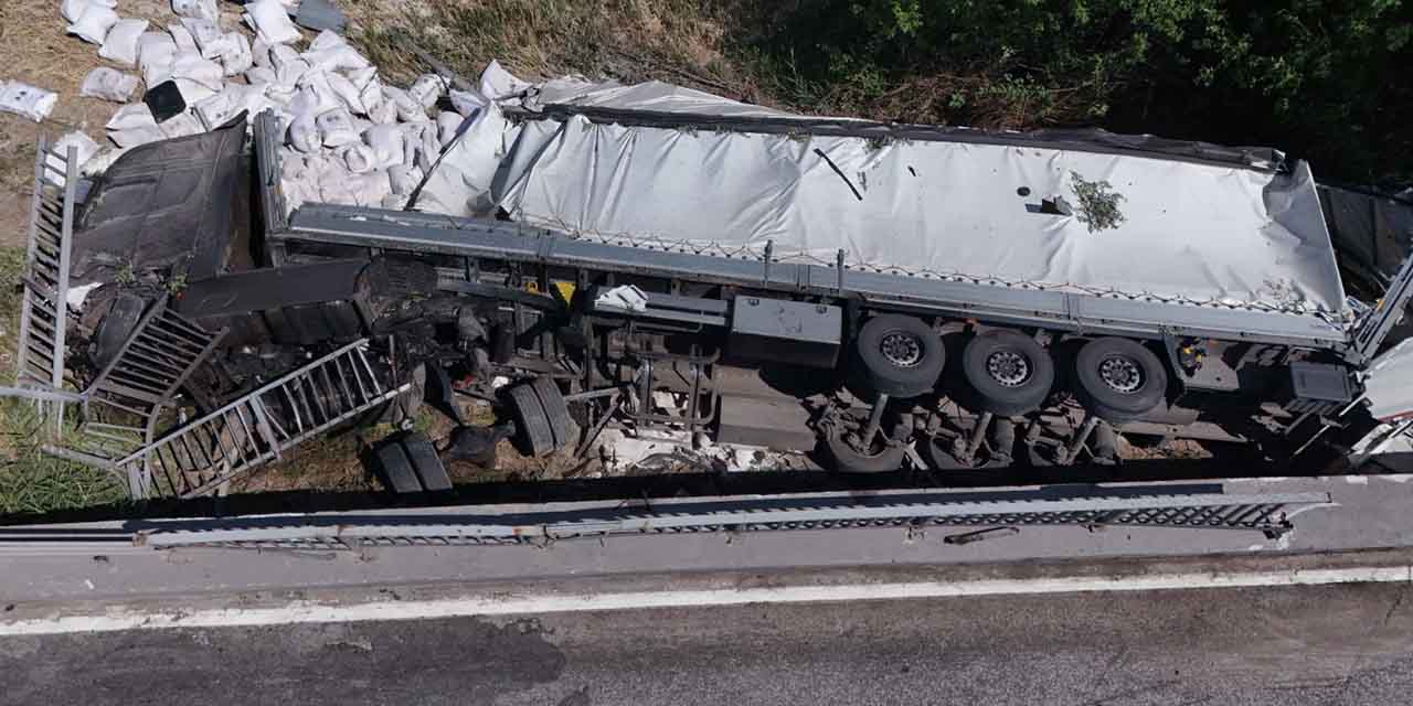 Kırıkkale'de un yüklü tır köprüden devrildi