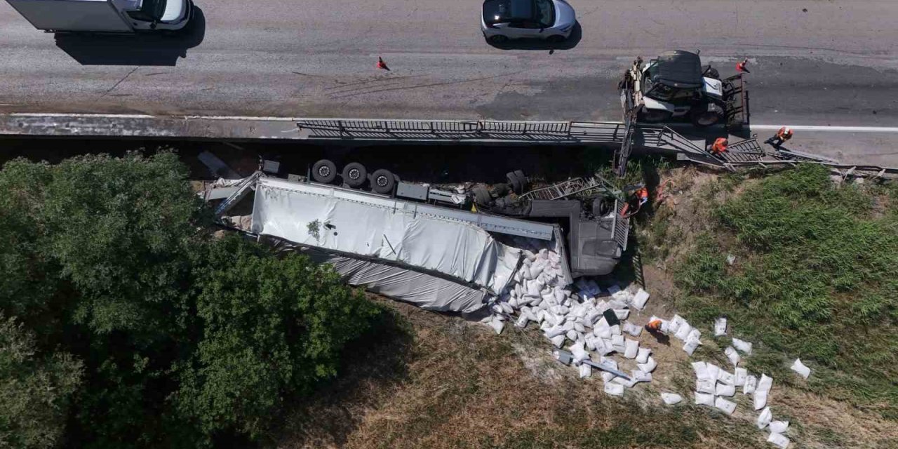 Kırıkkale’de un yüklü tır köprüden devrildi: 1 ağır yaralı
