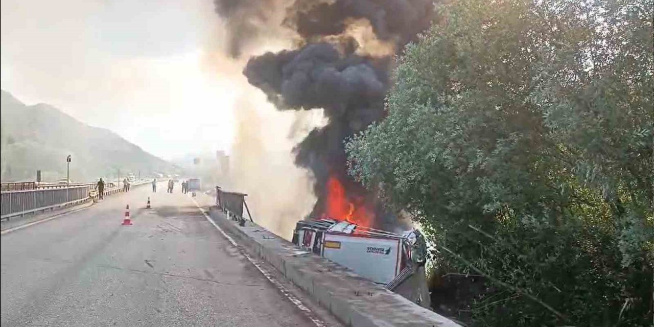 Kırıkkale’de köprüden düşen tır, alev aldı!