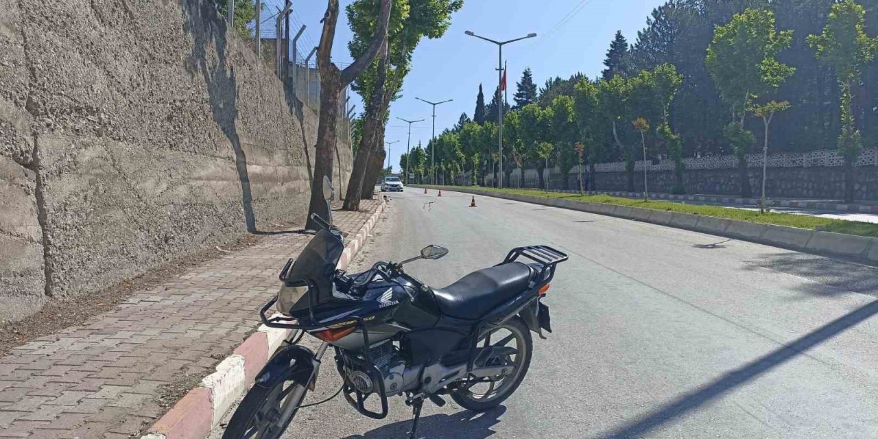 Bariyerlere çarpan motosiklet sürücüsü ağır yaralandı