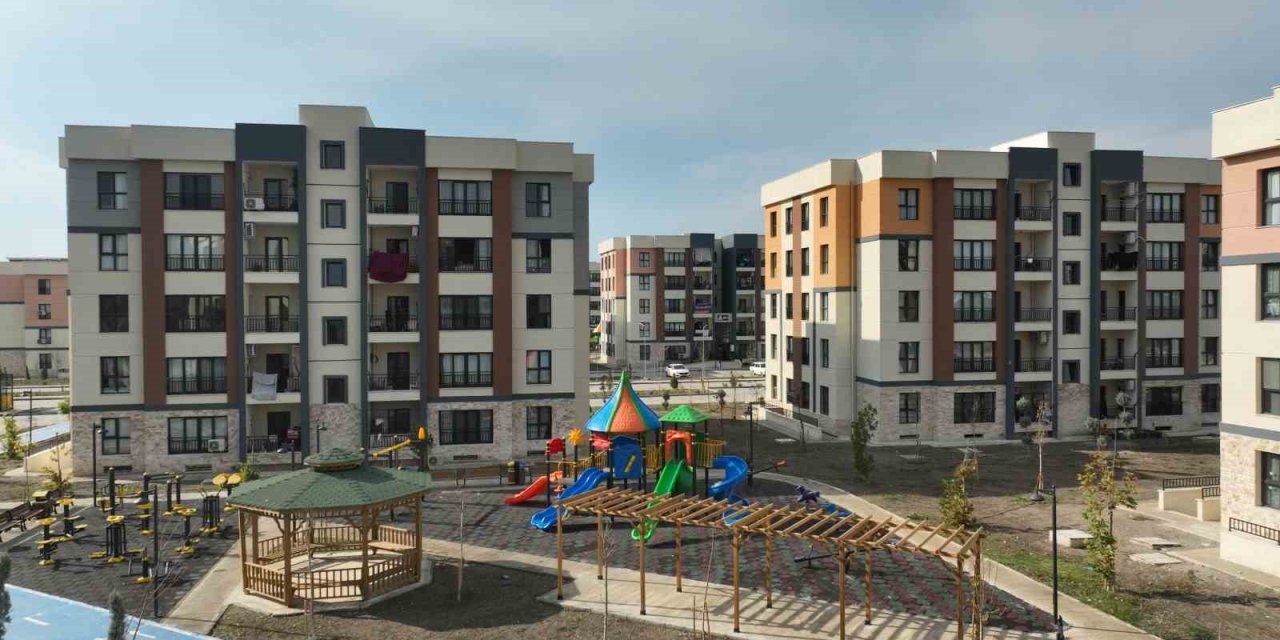 Bakan Kurum: "Teslimatta 250 bini geçtik, sözümüzü inşa etmeye devam"