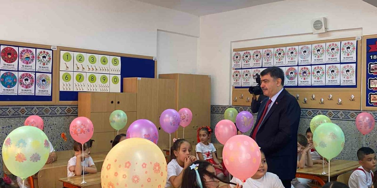 Ankara Valisi Şahin öğrencilere karne dağıttı