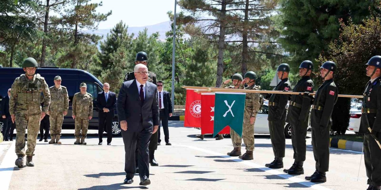 Bakan Güler 8’inci Kolordu Komutanlığında incelemelerde bulundu