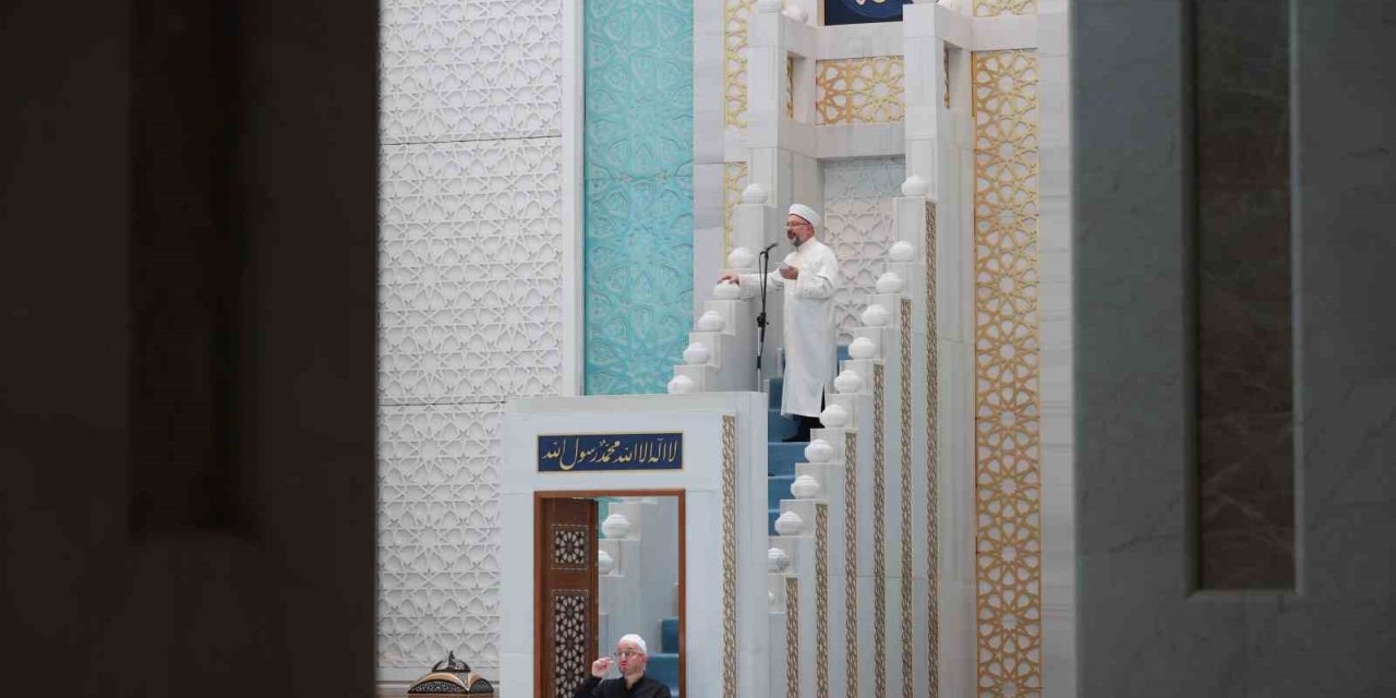 Diyanet İşleri Başkanı Erbaş, Ahmet Hamdi Akseki Camii’nde hutbe okudu