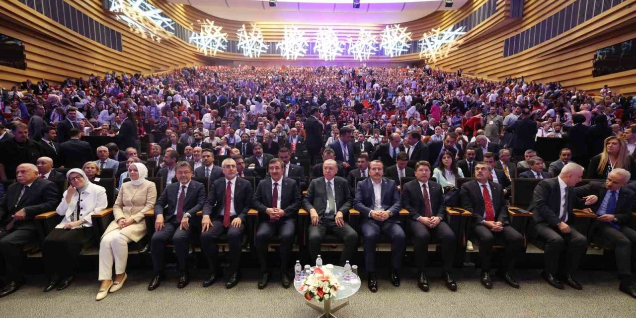 Işıkhan: "Herkesin kendini özgürce ifade edebildiği bir çalışma hayatına sahibiz"