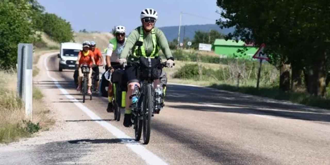 İklim krizine dikkat çekmek için pedal çeviriyorlar