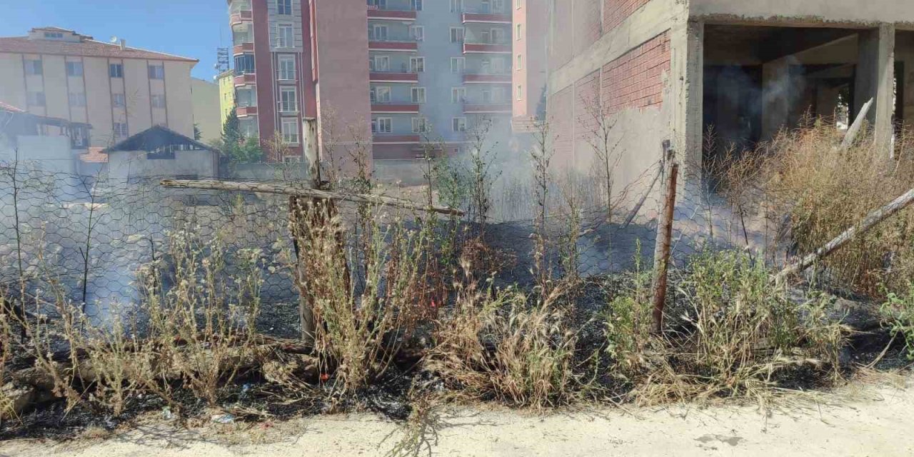 Boş arazide çıkan yangın evlere sıçramadan söndürüldü