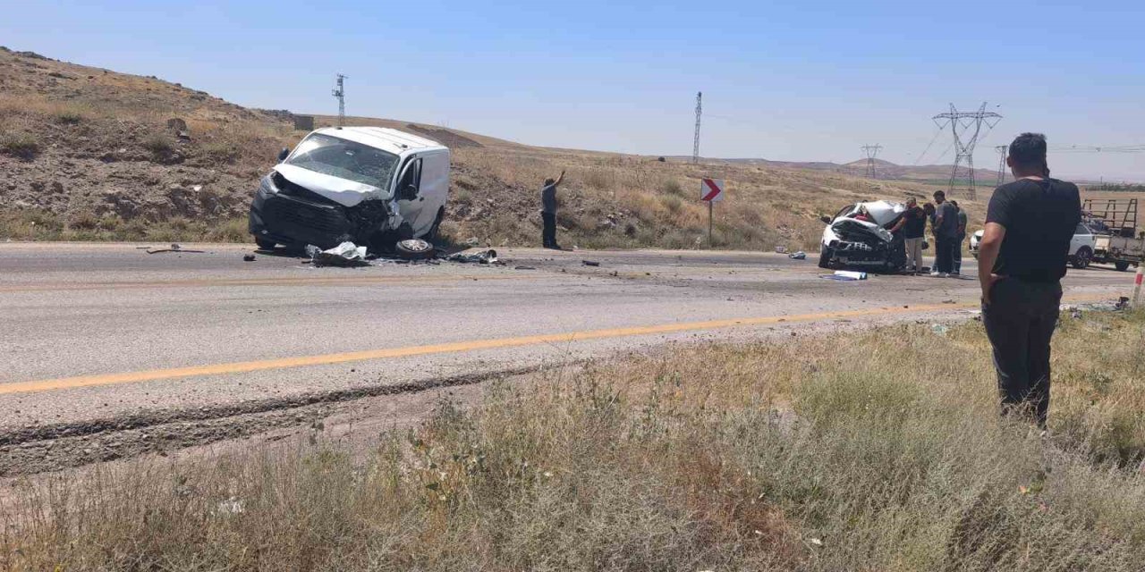 Ankara’da 2 araç kafa kafaya çarpıştı: 1 ölü, 1 yaralı