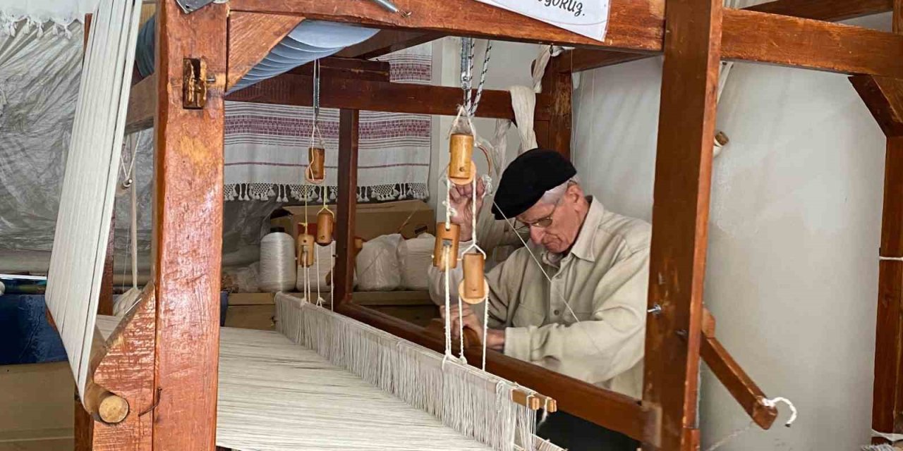 İpleri elleriyle sanata dönüştüren dokumacı, 62 yıldır mesleğini tutkuyla yapıyor