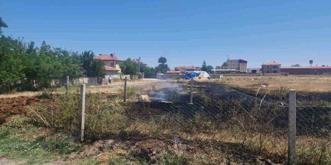 Alaca’da boş arsada yangın paniği: İtfaiye hızla kontrol altına aldı