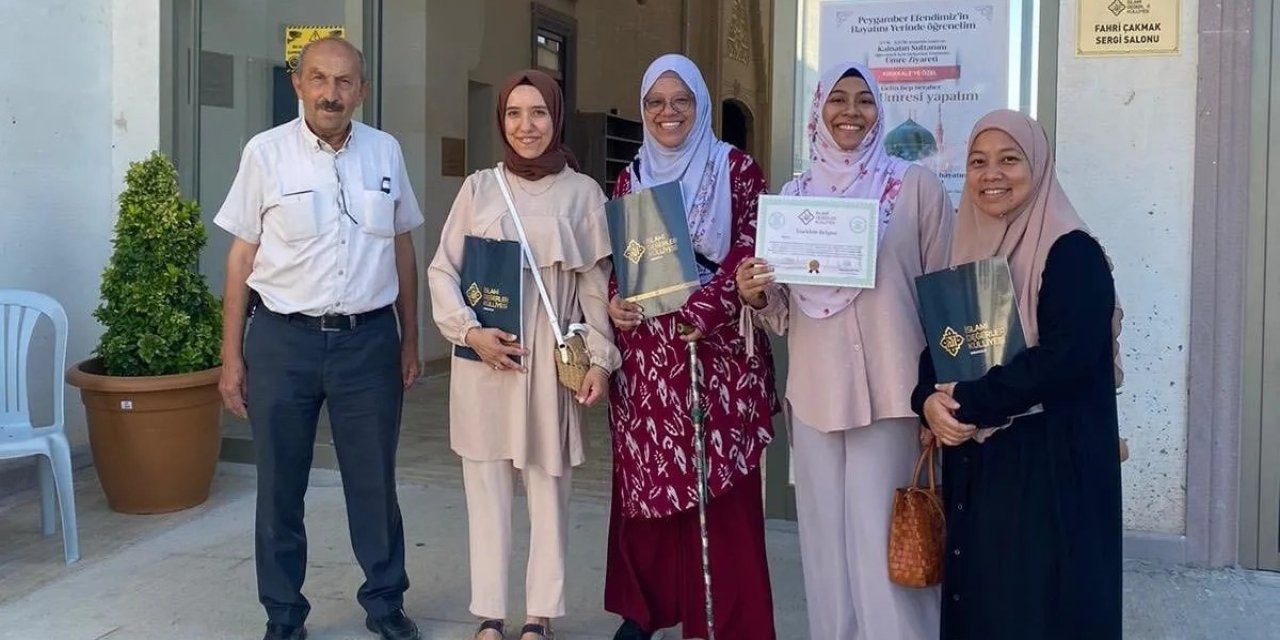 Malezyalı ziyaretçiler külliyeye hayran kaldı