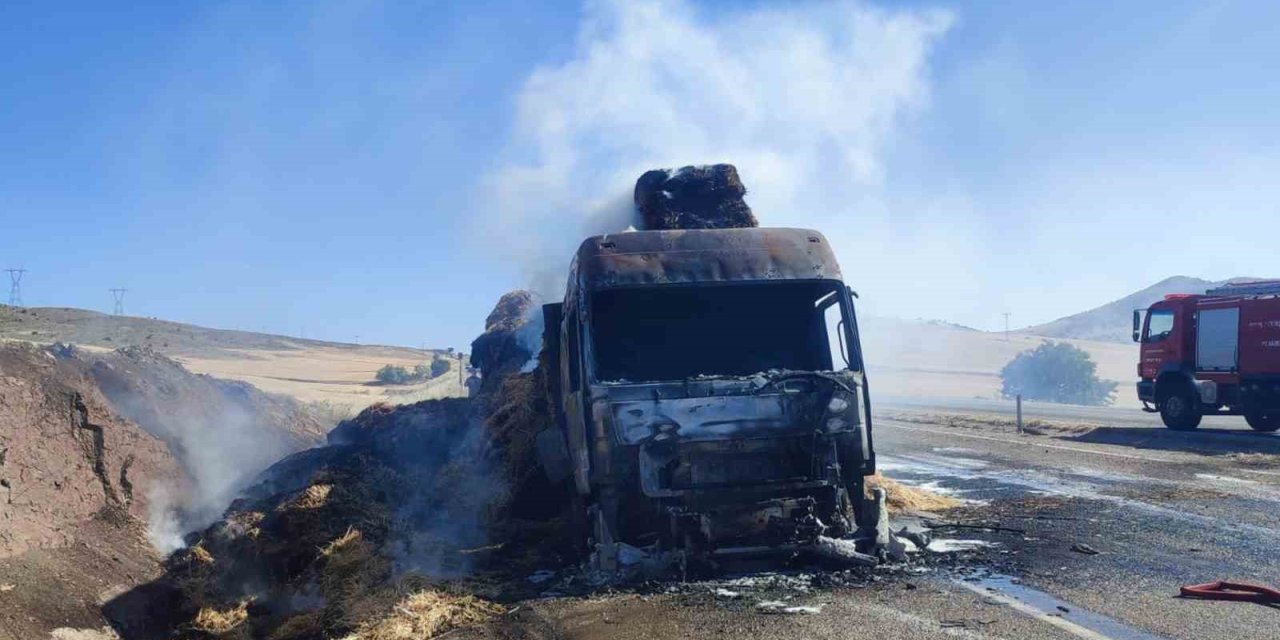 Kırıkkale’de saman balyası yüklü tır yandı